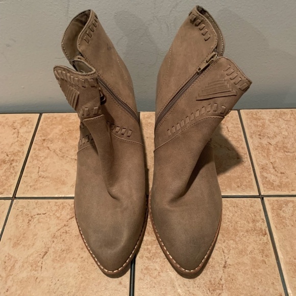 Zigi Soho Halyn Ankle Boot in Taupe size 10 - Picture 3 of 13